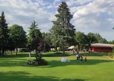 Giardino con alberi, area relax e spazio per eventi nel ristorante Vecchia Dogana.