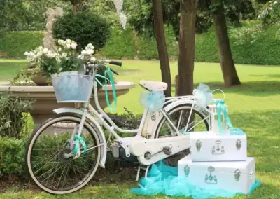 Bici decorata con fiori e nastri, perfetta per eventi all'aperto e cerimonie eleganti.