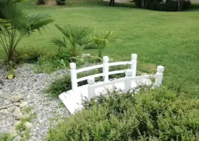 Decorazioni romantiche nel giardino di un ristorante per eventi speciali.